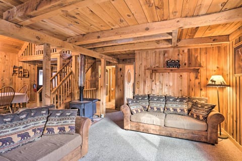 Whitewood Cabin Deck, Gas Grill and Hot Tub! Maison in North Lawrence