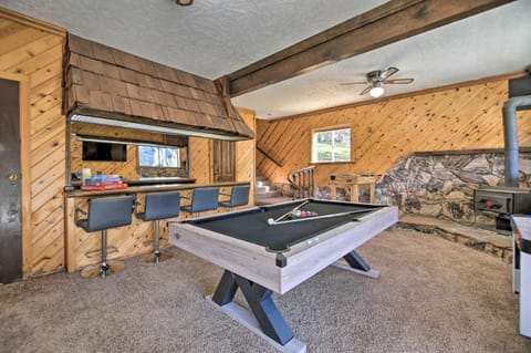 Luxe Escape with Decks, Mtn Views, Game Room! Haus in Pine Mountain Club