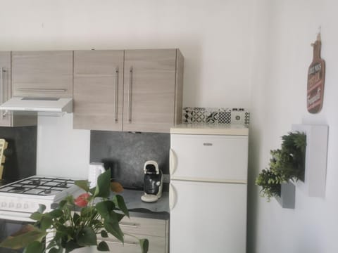 Bel appartement tout équipé! Proche des parcs, avec sa cour privative et sa place de parking sécurisée à 450 m du logement Apartment in Auvergne-Rhône-Alpes