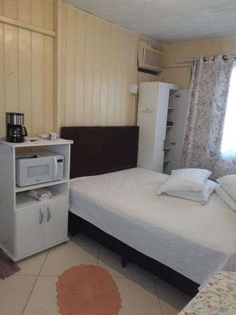 Bed, Coffee/tea facilities, Photo of the whole room, Bedroom, minibar, toaster, wardrobe