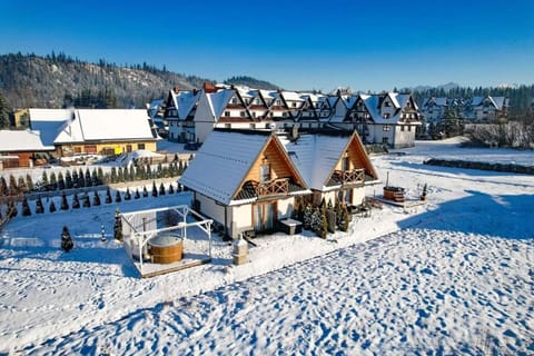 Property building, Nearby landmark, Day, Natural landscape, Winter, City view, Mountain view