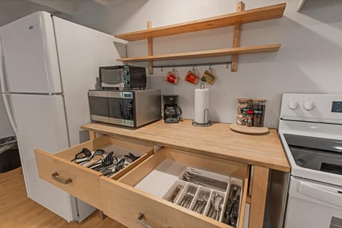 Coffee/tea facilities, Kitchen or kitchenette