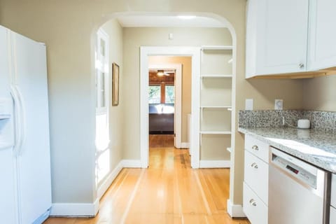 Kitchen or kitchenette, dishwasher