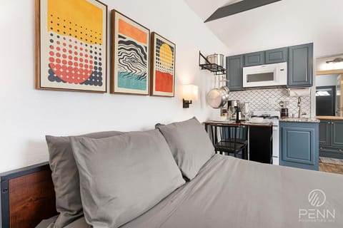 Kitchen or kitchenette, Photo of the whole room, Dining area