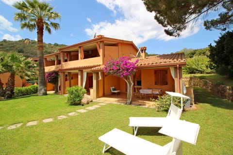 Property building, Patio, Day, Summer, Garden, Garden view, sunbed