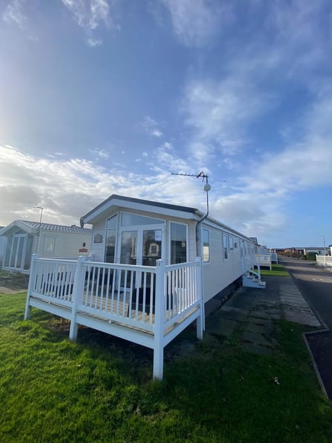 E3 is a 2 Bedroom 6 berth Lodge on Whitehouse Leisure Park in Towyn near Rhyl close to beach with decking and private parking space This is a pet free caravan Albergue natural in Towyn