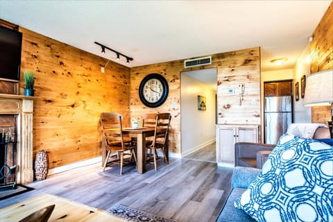 Mountain Villa Magnificent Views - 2 Pools, Fireplace & Hot Tub Apartment in Gatlinburg