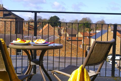 Property building, Balcony/Terrace, Food