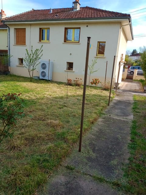 Maison de 3 chambres avec jardin clos et wifi a Montlucon House in Montluçon