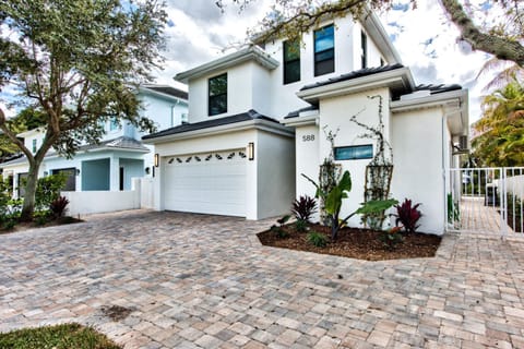 Property building, Facade/entrance, Day, Garden, Other, Garden view