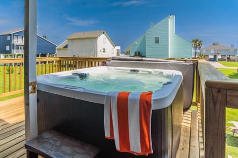 Hot Tub - Ocean Views - Steps to Private Beach - Quiet Location Haus in Hitchcock