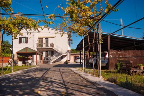 Facade/entrance, BBQ facilities, Garden view, Parking