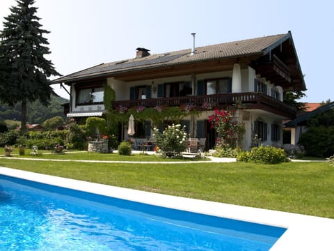 Day, Swimming pool