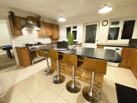 Team House -Walsall, M6 J7 - 11 beds, Nr B-Ham, Free Parking House in Walsall