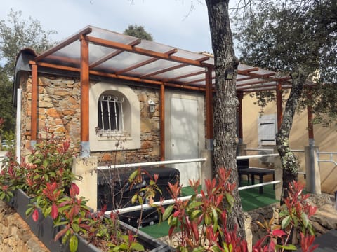 votre Cocon en pierre et son spa en option gîte le repos des chênes House in Aups