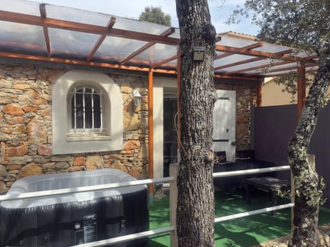 votre Cocon en pierre et son spa en option gîte le repos des chênes House in Aups