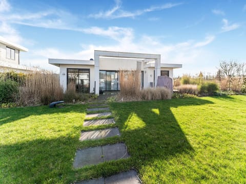 Modern Holiday Home in Zeewolde with Sauna House in Biddinghuizen