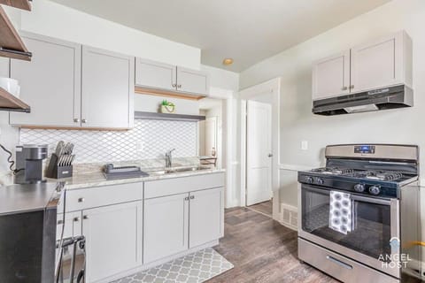 Newly Remodeled Apt, South Hills Old Brooklyn Area Apartment in Cleveland Heights