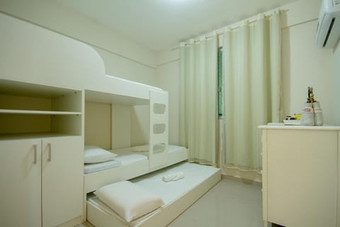Bedroom, bunk bed