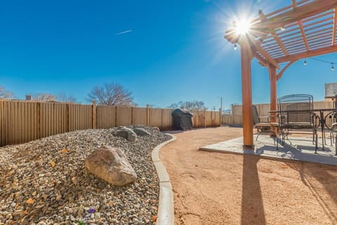 Bookcliff A - Downtown Townhome Outdoor Firepit Patio Condo in Fruita