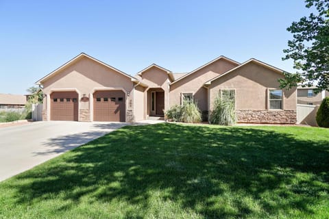 Velo I - Beautifully Finished In-town Family Home House in Fruita