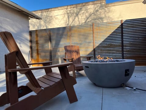 Property building, Patio, Day, Seating area, flat iron