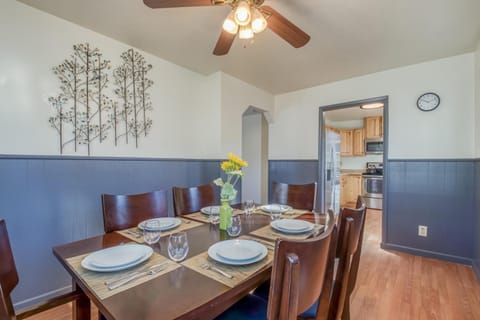 Dining area, fireplace