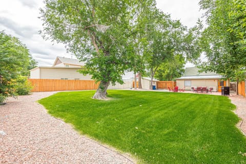 Atchee Iii - Cottage Downtown Fenced Lush Yard! House in Fruita