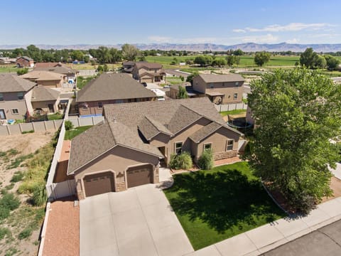 Property building, Day, Neighbourhood, Bird's eye view, Parking