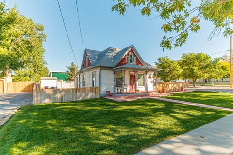 Property building, Facade/entrance, Spring, Day, Neighbourhood, Street view, Parking