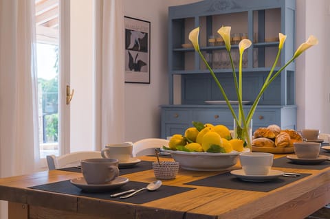 Dining area, kitchen