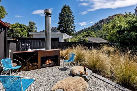 Arrowtown Red Cottage with Spa House in Arrowtown