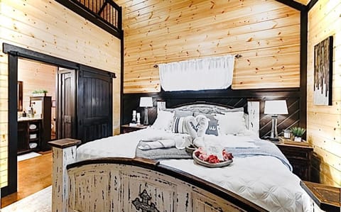 Knotty and Nice Luxury Cabin Maison in Broken Bow