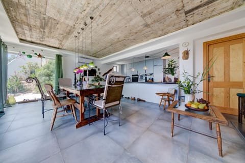 Dining area, kitchen