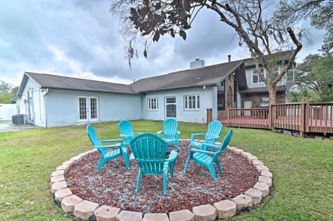 Grand Valrico Home with Deck, Fire Pit and Yard! Casa in Brandon