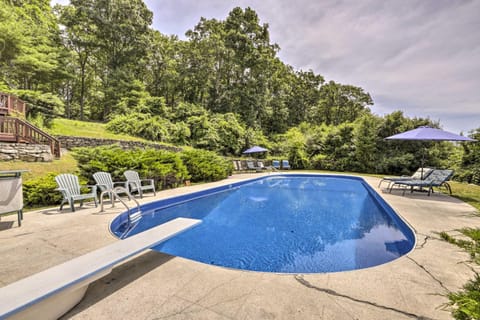 Cozy Studio Indoor Hot Tub and Inground Pool Access Condo in East Lyme