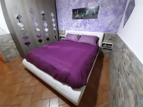 Bed, TV and multimedia, Bedroom
