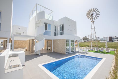 Property building, Garden, Swimming pool