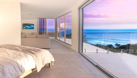 Coolum luxury apartment with king bed and expansive ocean views Condo in Coolum Beach