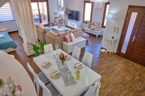 TV and multimedia, Living room, Seating area, Dining area