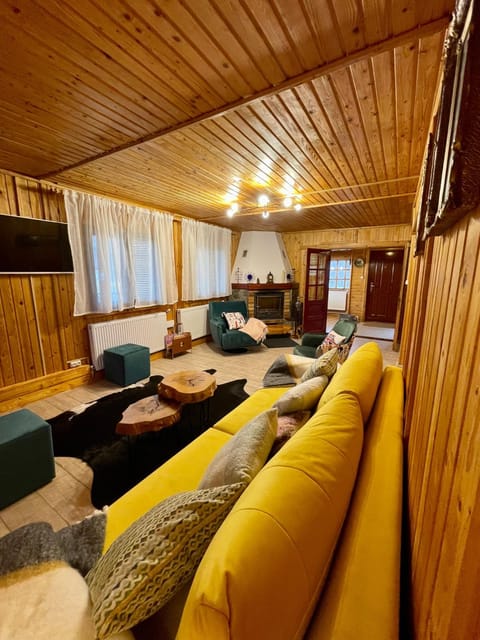 Communal lounge/ TV room, TV and multimedia, Living room, Seating area, Evening entertainment