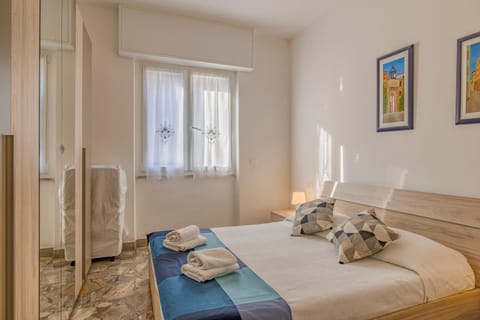 Bed, Photo of the whole room, Bedroom, towels, wardrobe