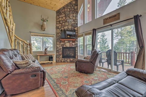 Serene Pet-Friendly Cabin with Fire Pit and Loft! Maison in Duck Creek Village