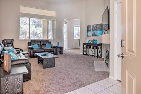 Updated Vegas Condo with Balcony and Pool Access! Copropriété in Spring Valley