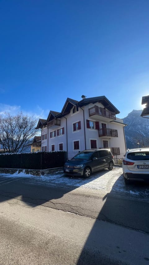 Property building, Day, Natural landscape, Mountain view, Parking