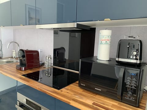 Coffee/tea facilities, minibar, stove, toaster