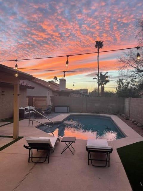 Cozy House with Pool htr, BBQ, near Val Vista Lakes House in Gilbert