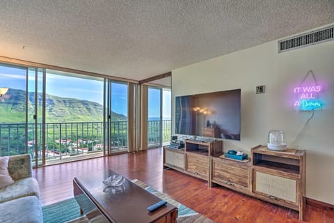 Lush Condo with Community Pool, 1 Mi to Beach! Apartment in Makaha Valley