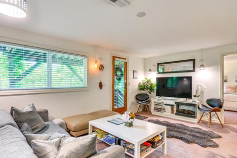 Lush Portland Flat with Fire Pit, 4 Mi to Dtwn! Condo in Portland