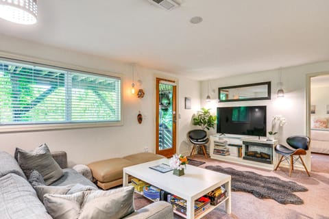 Lush Portland Flat with Fire Pit, 4 Mi to Dtwn! Apartment in Portland